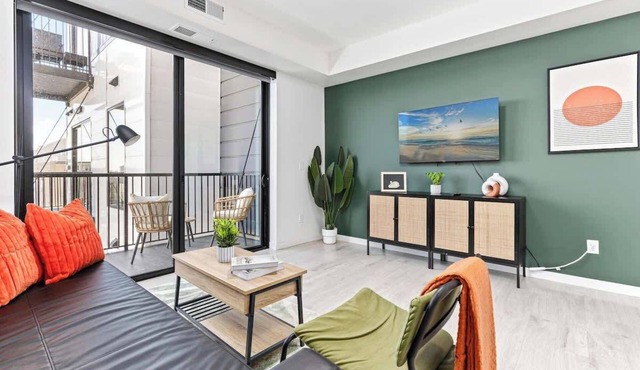 1BR | Lake & Downtown Access, City View