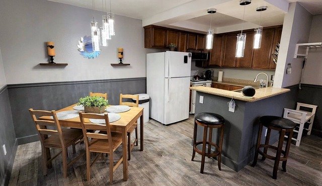 1BR Luxe Condo + pool, gym, parking
