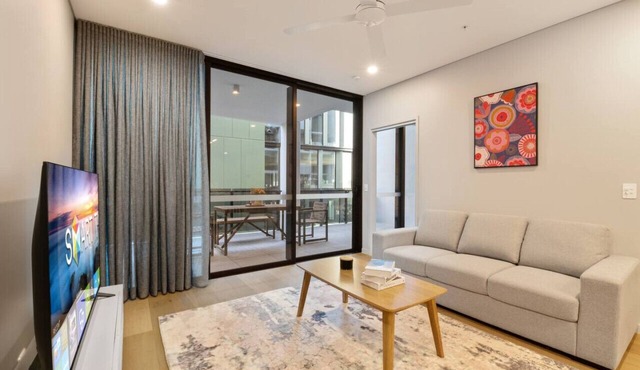 1BR Luxury apt at prime location w/carpark