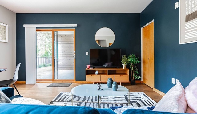 1BR | Modern, Chic, AC | Bellevue | Sophari D