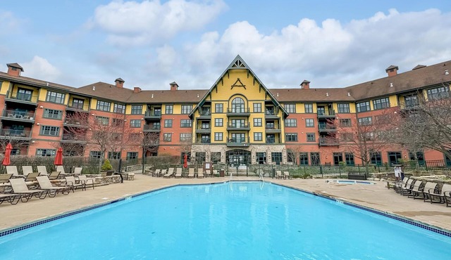 1BR Mtn‑Front Condo at The Appalachian Deck, Fireplace & Stunning Views #324