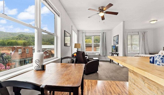 1BR Near Snowshoe | Modern Downtown Apt + Parking