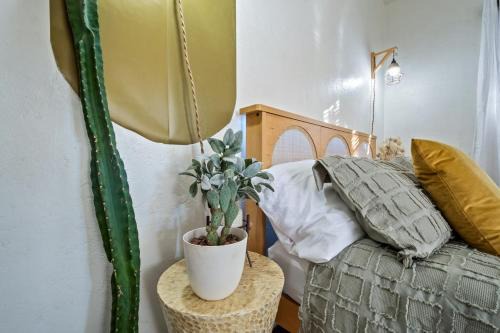 1BR Near UofA, Work Desk, Gem Show Friendly