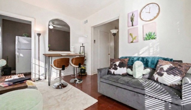 1BR Near UofA Work Desk Walkable Location