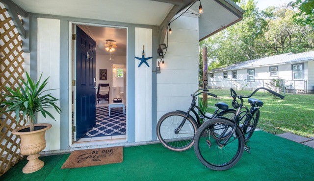 1BR NEAR WATER + HEART of CR RIVER-Manatees, Golf, Fish, Beach, Food