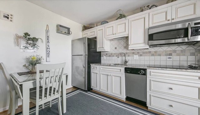 1BR Ocean Block Condo – 140’ from the Beach