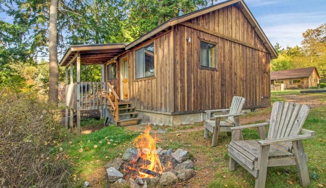 1BR Ocean View Cabin - 30 second walk to west-facing beach and sunsets!