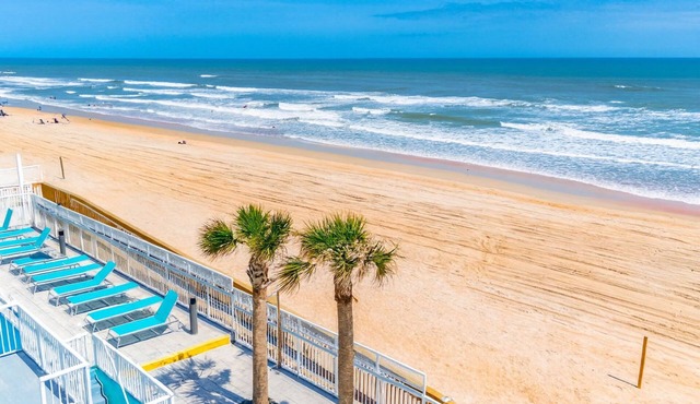 1BR Oceanfront Condo | Balcony & Kitchen + Hot Tub