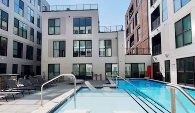 1BR OTR CBD Savvy - Free Parking/Gym/Rooftop Pool