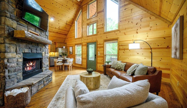 1BR Romantic Retreat with Hot Tub and Clawfoot Tub