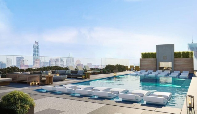 1BR Skyview Condo on Rainey St - Rooftop Pool