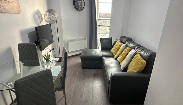 1BR-Sleeps4-Parking-ClosetoCentre