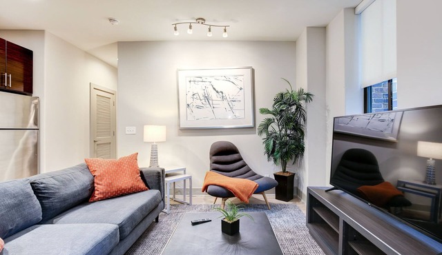 1BR Stylish Apartment With Rooftop Deck & Pool