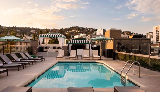 1BR Suite Kitchen Rooftop Pool Valet Parking near Hollywood Walk of Fame