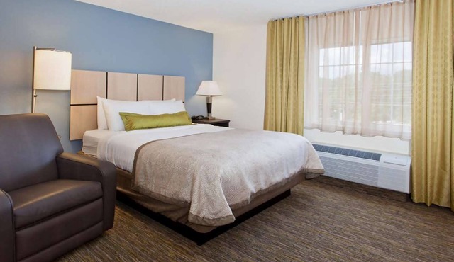 1BR Suite Near Shopping & Dining w/Full Kitchen + Parking