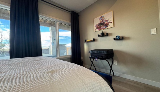 1BR Suite with Patio, Full Kitchen & Free Parking