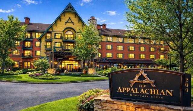 1BR Updated Condo at The Appalachian Deck, Fireplace & Stunning Views #251