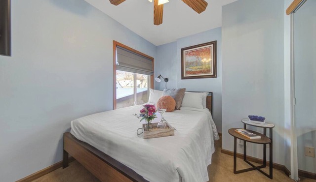 1BR Upper Duplex Art District + Retreat + Backyard + Parking