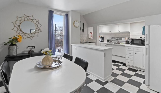 1BR Upstairs / Pets OK / Hot tub!