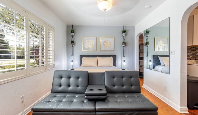 1BR Urban Escape Fast Wi-Fi + Pet-Friendly