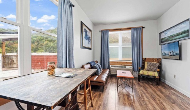 1BR w/2 Beds Near Snowshoe | Modern Apt + Parking
