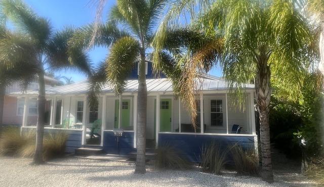 1BR West Unit of Beach to Bay Cottage.just 100 feet from Gulf Beach!