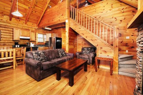 1BR2 bath log cabin sleeps 6- walk to Titanic Museum and 5 miles from Dollywood!