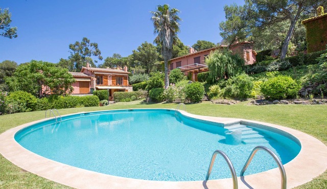 1CUBA 01 - Beautiful house located in a very quiet residential area close to Llafranc Lighthouse, group of 8 houses with communal swimming pools and garden