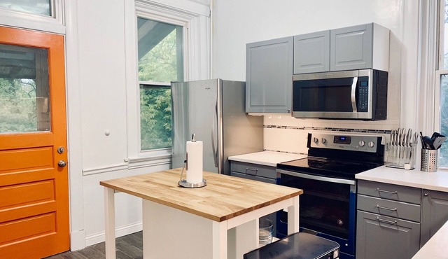 1FL Upscale 3 BR near UC, DAAP, CCM, Hospital and Zoo w/Parking and Laundry