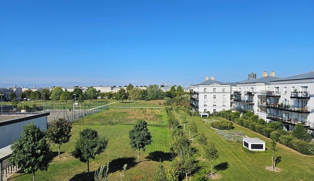 1km from Disney and Vallée Village - Apt 2 bedrooms with balcony