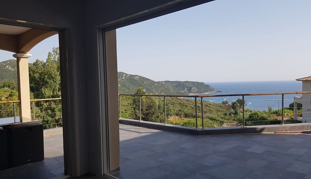 1km from unspoilt beaches: Magnificent villa, swimming pool, parking, superb sea view