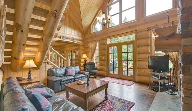 1km to lake, log house & hot tub