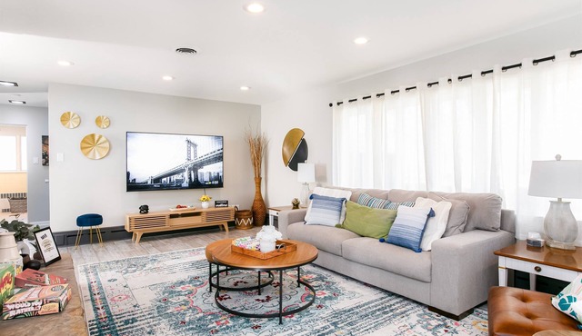 1mi to ND, King Beds, Garage Parking, Huge Fenced Yard for Pets