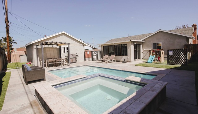 1mile to Disneyland family friendly House with a pool, hot tub, and game room