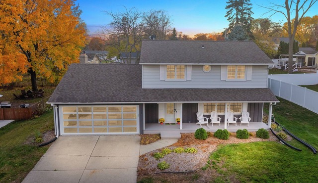 1min walk to Lambeau!|King Bed|Grill