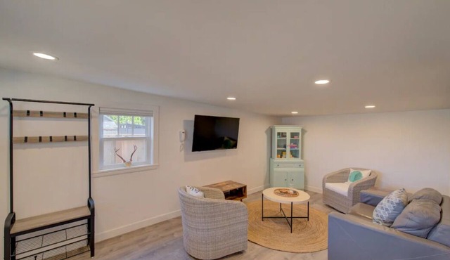 1Nt. Ok, Walk to Beach and Town, Romantic, Firepit, BBQ (Bungalow3)