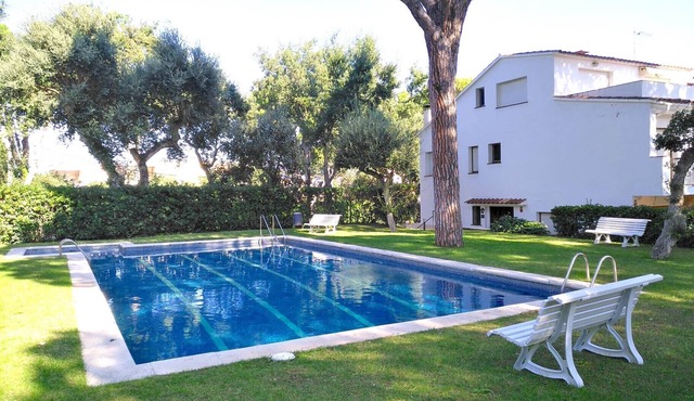 1PX 65 - Cozy house for 8 people with communal pool only 800m from the Calella de Palafrugell beach