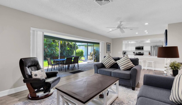 1st Ave Beach House - Olde Naples, Steps to White Sand Beach!