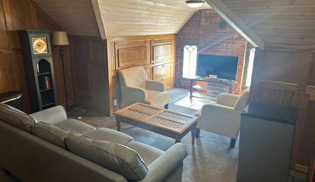 1st Capitol Mansion - Suite 401