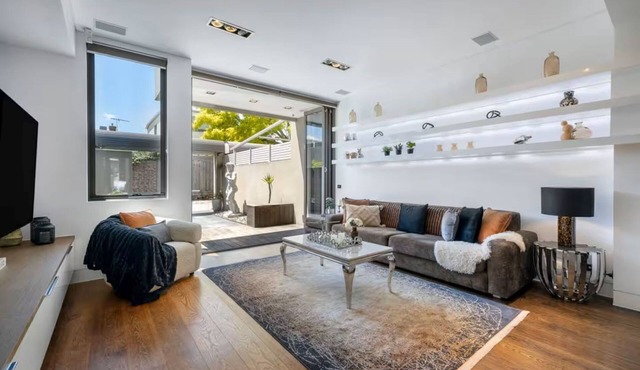 1st Class Living in the Heart of A+ Albert Park