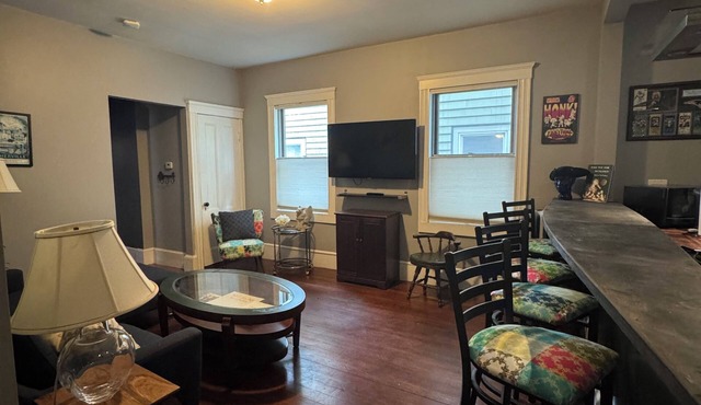 1st FL Apt, in Somerville walk to Subways, Univ, Entertainment, & Restaurants