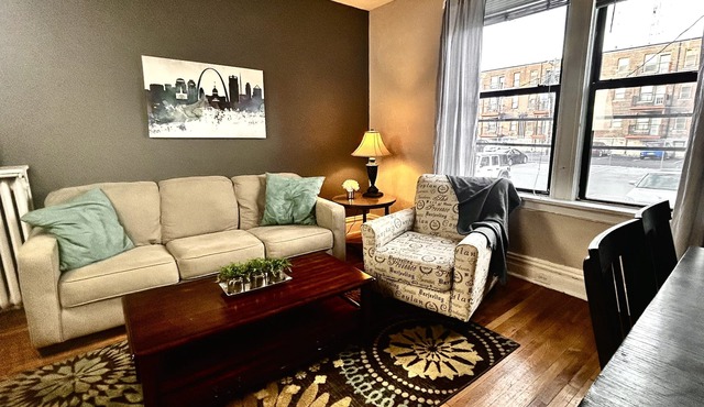 1st Fl King+Queen Beds, pet friendly, Steps to Metrolink, Free Gated parking