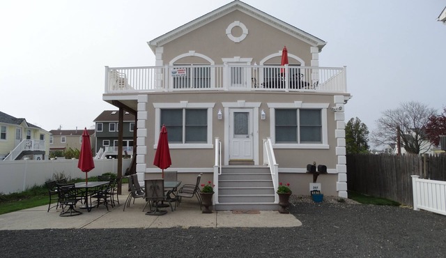 1st fl Unit/Duplex-Spacious, Close to the beach, 6 Beach Tags Parking