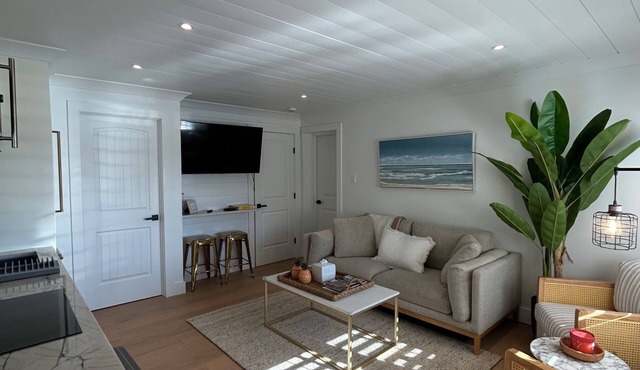 1st floor, 2-bed unit in Avalon beach block Merrimac Condo complex w pooln