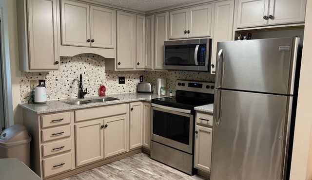 1st Floor 2/Bedroom 2/Full Bathroom, Wet-bar, Full Kitchen, 3 TVs & More