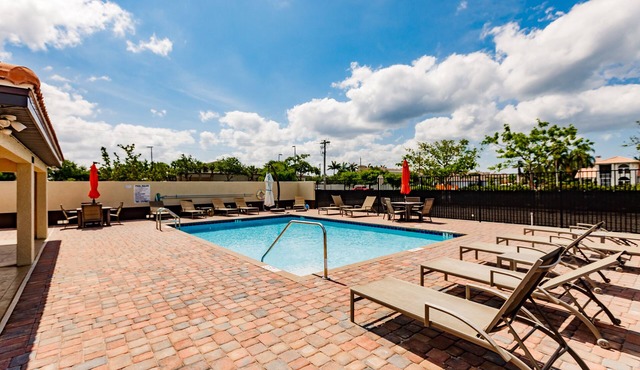 1st Floor 2 King Bd/2ba ~ Pool, Bikes, Beach, Golf, Baby Supplies, Walk Shops