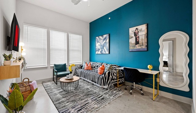 1st Floor Apt- 2min to TCU + King Bed + Pool + Gym + Parking