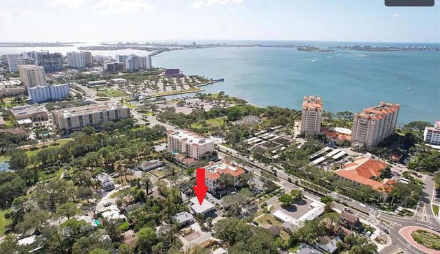 1st floor apt A. 1 mile from waterfront and downtown. Just 2 miles from beach!