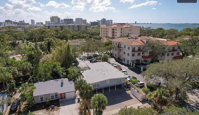 1st floor apt B. 1 mile from waterfront and downtown. Just 2 miles from beach!