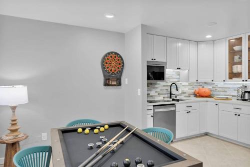 1st Floor, Boat Slip, King Adj Bed, Heated Pool